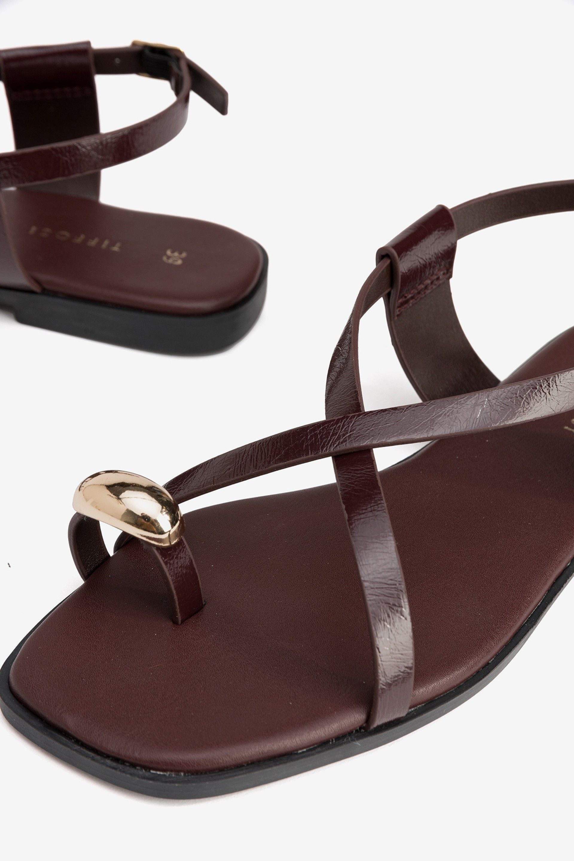 Sandalia MACAU Detalle Metálico Granate
