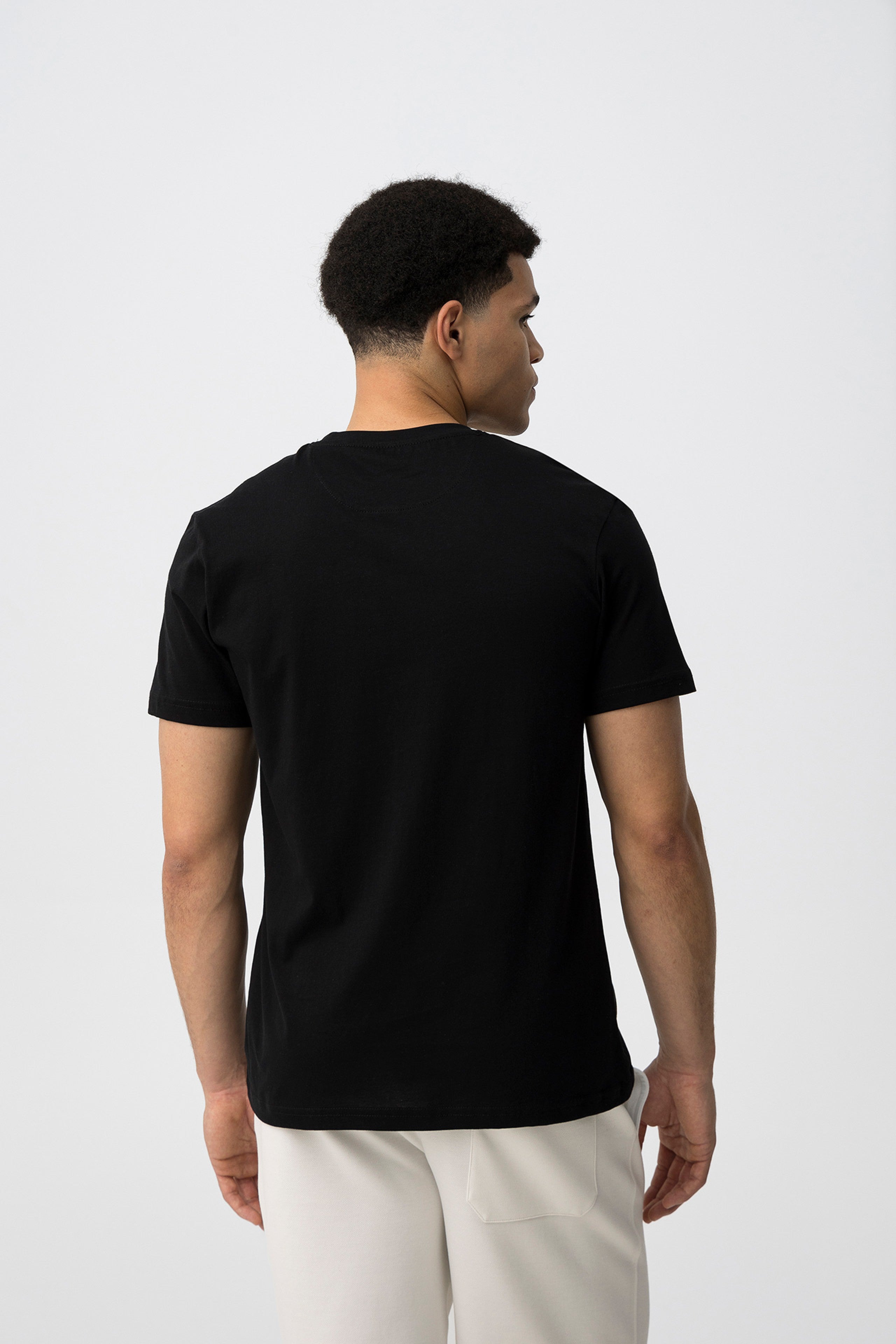 Camiseta Adrian Negra