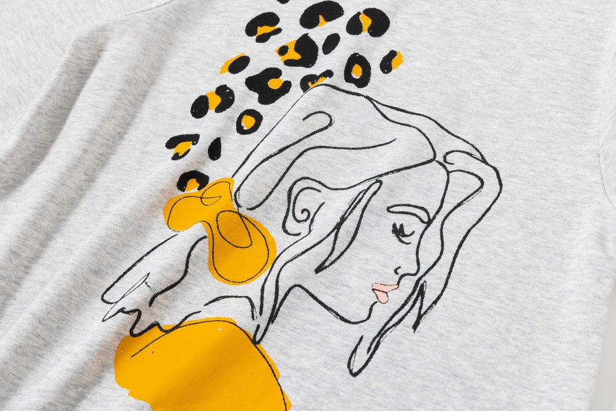 Camiseta Perfil Chica Leopardo