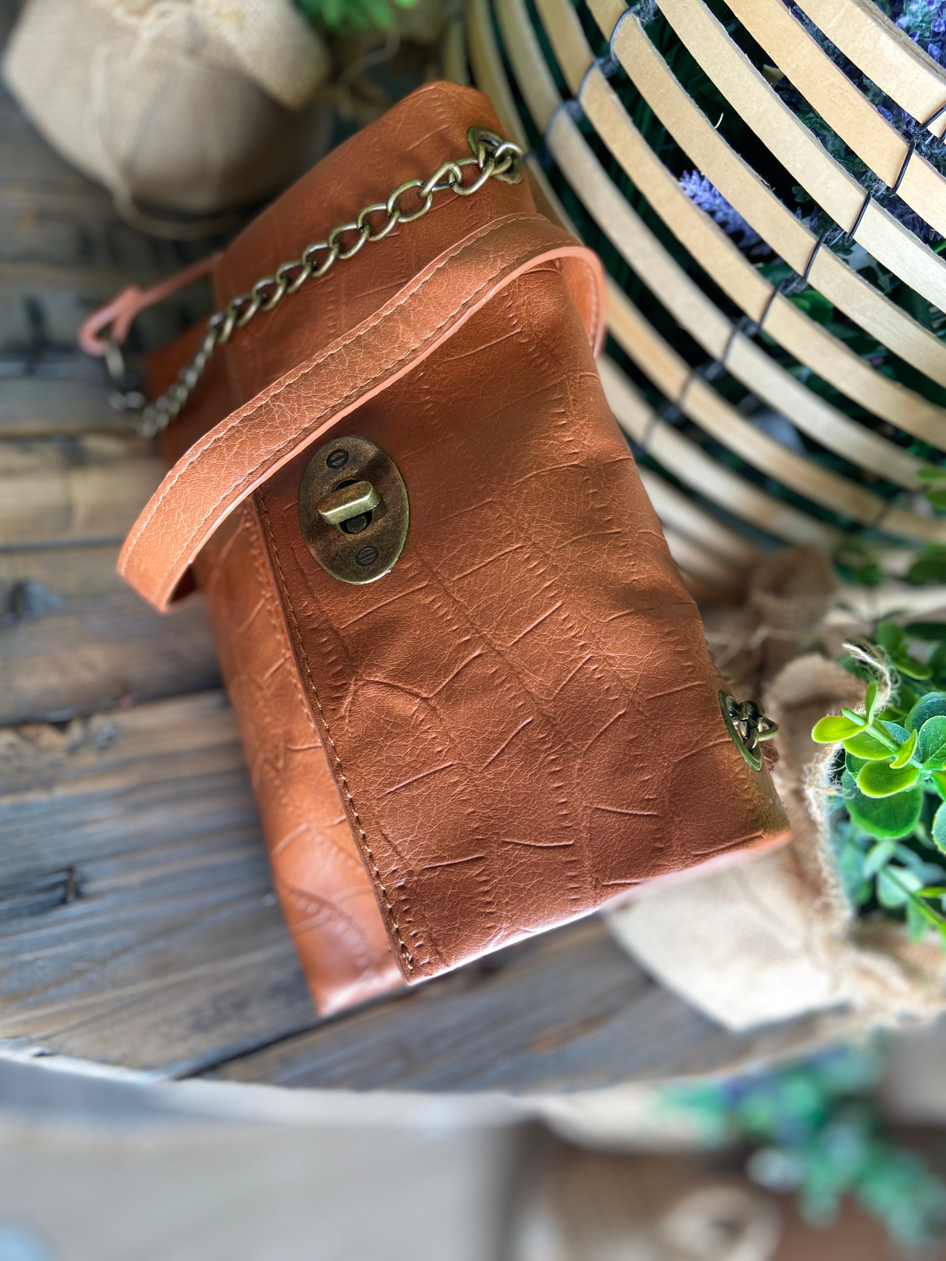 Bolso Sobre Relieve Marrón