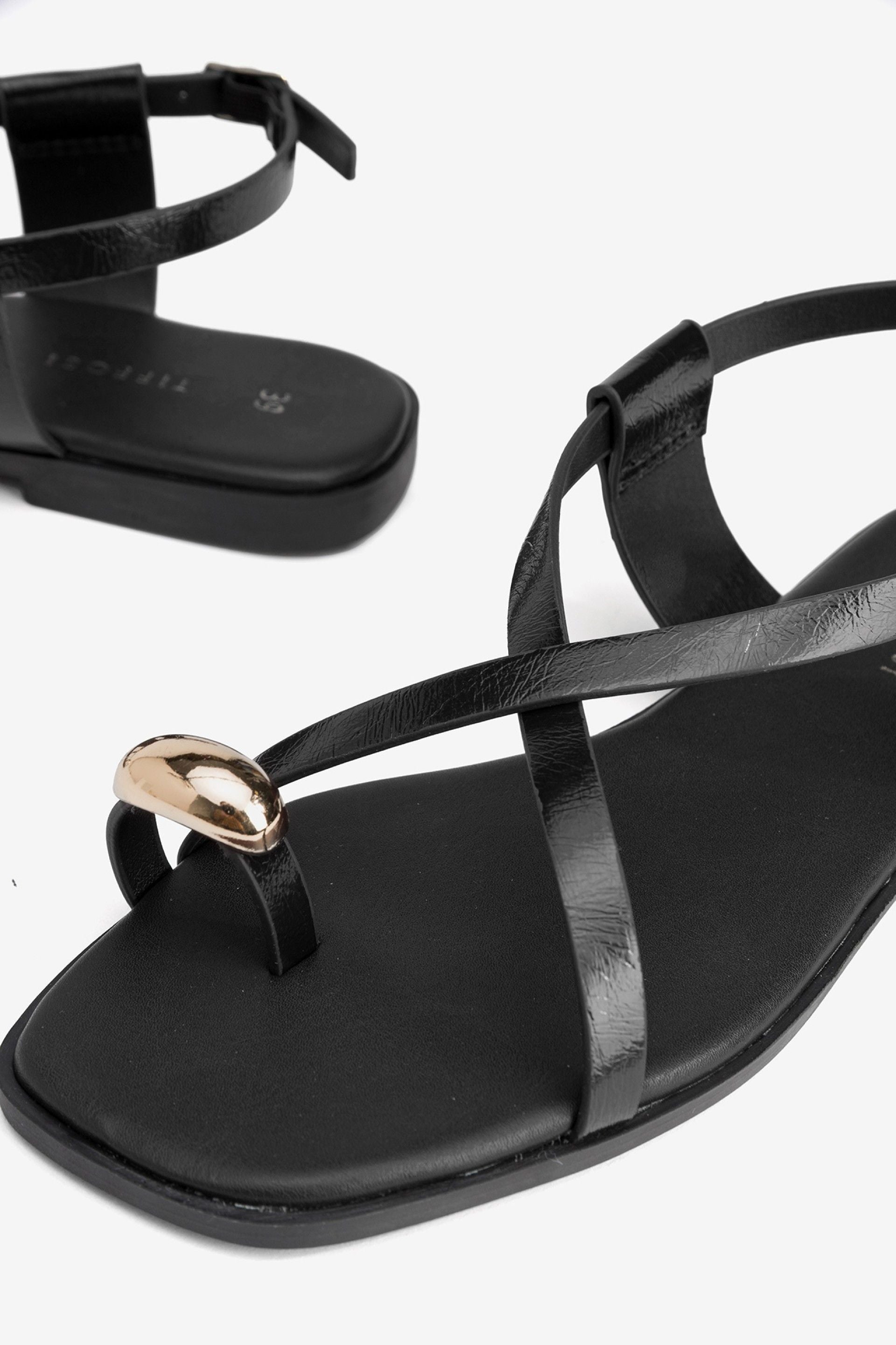 Sandalia MACAU Detalle Metálico Negro