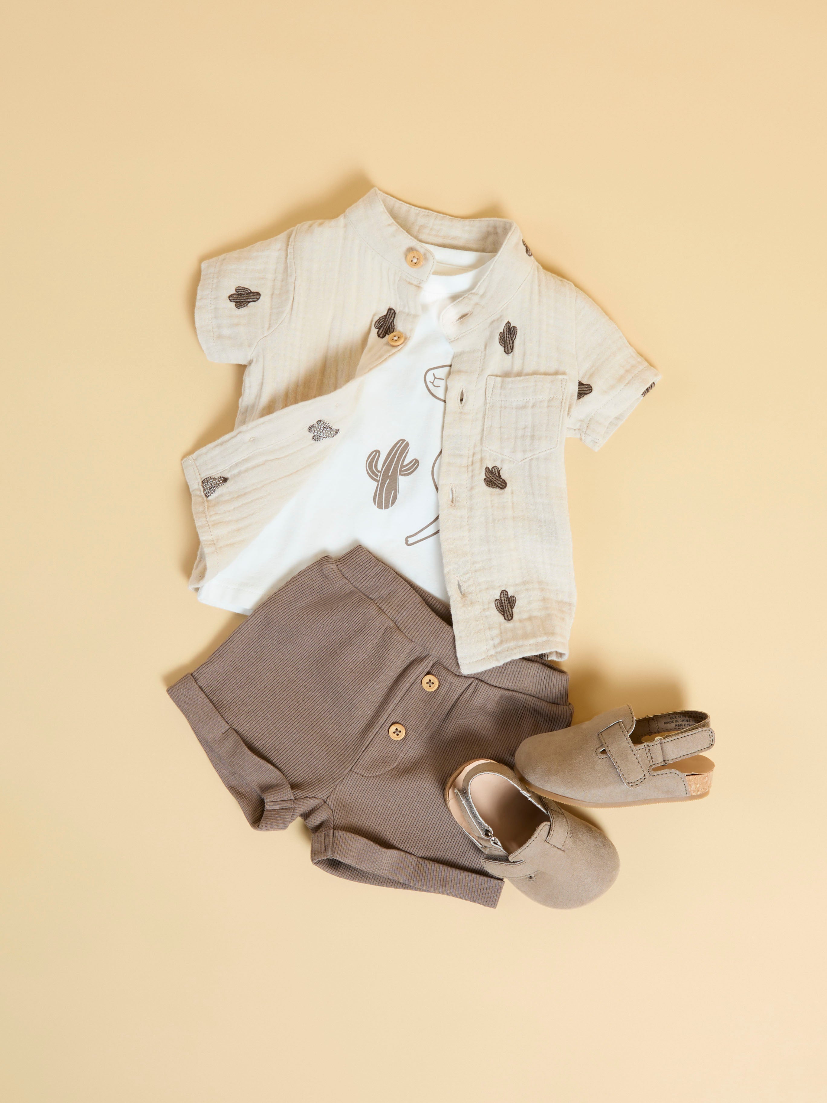 Short Blandito Botones Marrón Bebé